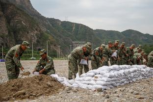 梅西下半场开球前，从球员通道跑回了球场